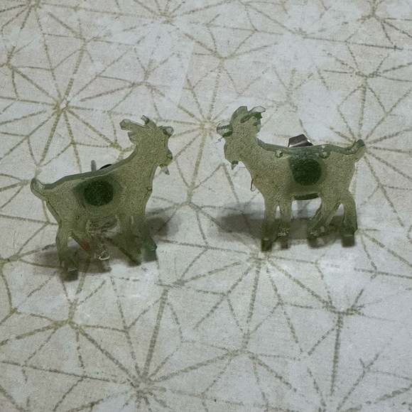 GREEN GOAT STUD EARRINGS NWT - Picture 1 of 8
